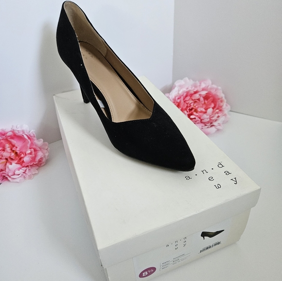 Black Pointed Toed Heels - Picture 4 of 6